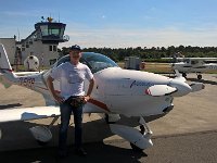 Nordsee 2017 Joerg (13)  Zwischenstopp zum Tanken  am Flugplatz Bielefeld, Hintergrund der Turm, im Vordergrund unsere Aquila mit Pilot